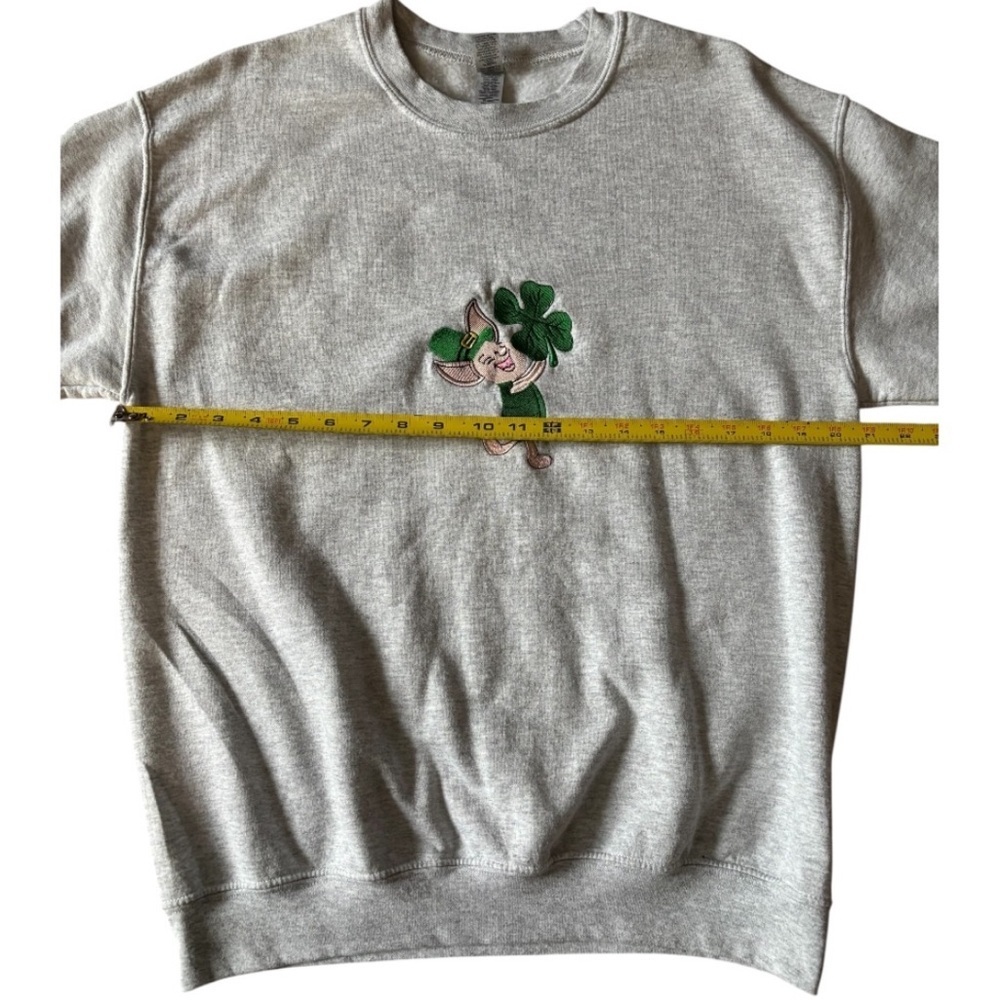 St. Patty’s Day Themed Embroidered Women’s Gray Crewneck Sweatshirt Size Medium - Picture 7 of 8